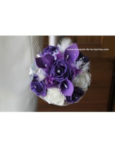 Bouquet demoiselle d'honneur arums violet avec plumes et perles