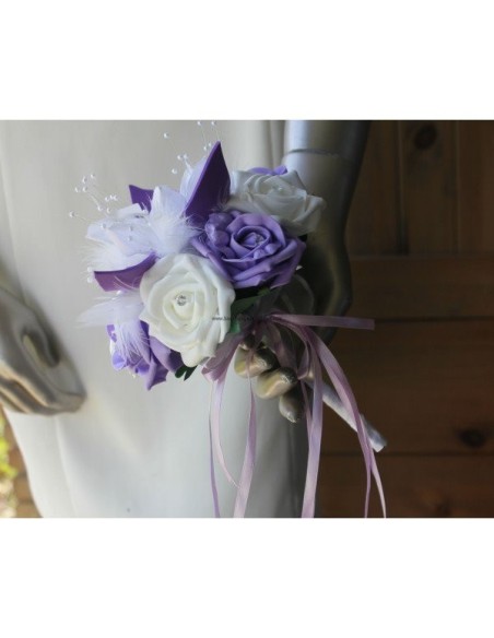 Bouquet demoiselle d'honneur arums parme avec plumes et perles Bouquet demoiselle d'honneur arums parme avec plumes et perles