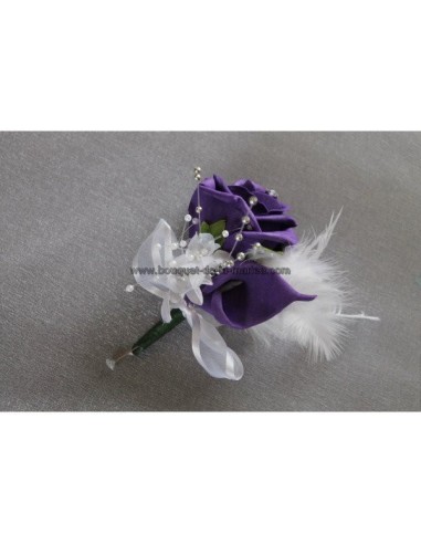 Belle Boutonnière pour marié avec rose et arums violet et des plumes