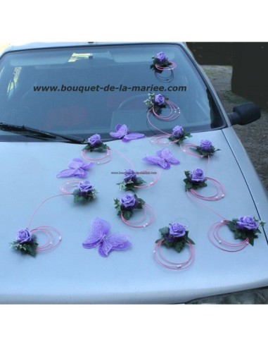 Décoration de voiture pour mariage avec papillon et roses parme et rose