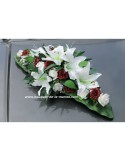 Composition florale pour voiture de mariage blanc et bordeaux