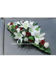 Composition florale pour voiture de mariage blanc et bordeaux