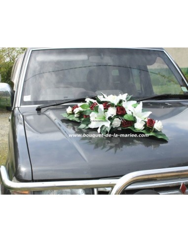 Composition florale pour voiture de mariage blanc et bordeaux