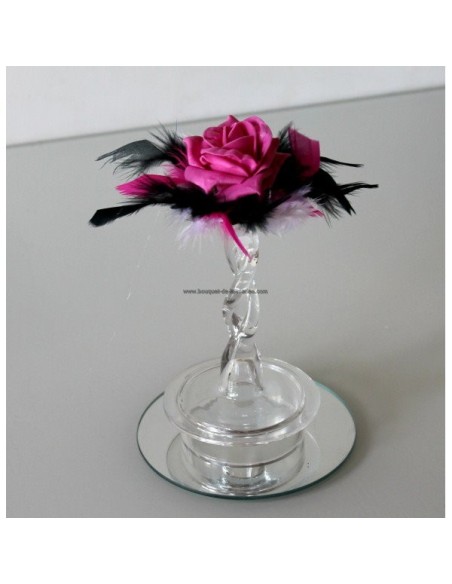 Décoration pour verre à pied blanc fuchsia noir roses, plumes