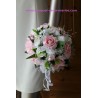 Bouquet de fleur fait de roses couleur rose ou bordeaux et des perles