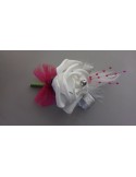 Boutonnière mariage blanc, fuchsia et gris argenté perlé