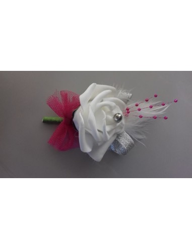 Boutonnière mariage blanc, fuchsia et gris argenté perlé