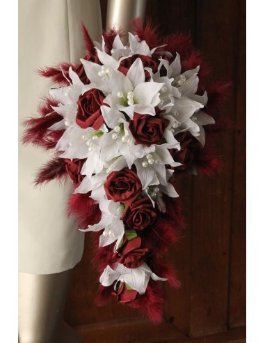 Bouquet bordeaux re-tombant lys roses plumes