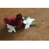 Bouquet bordeaux re-tombant lys roses plumes