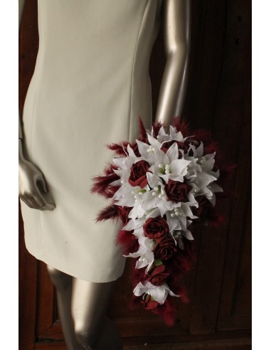 Bouquet de mariée Bordeaux re-tombant avec Lys, Roses, Plumes
