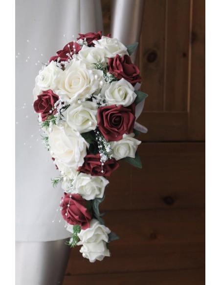 Promotion: Bouquet mariage tombant thème blanc cassé et bordeaux Promotion: Bouquet mariage tombant thème blanc cassé et bordeaux