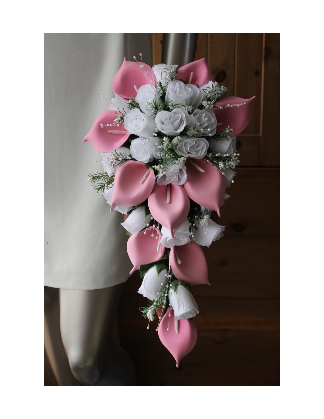 Bouquet cascade pour mariage fait avec des Arums Rose Clair