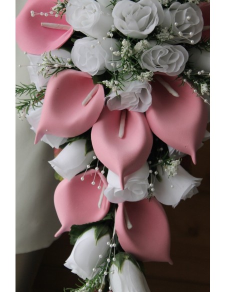 Bouquet cascade pour mariage fait avec des Arums Rose Clair
