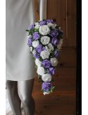 Bouquet de mariage forme cascade avec roses, diamants, lierre