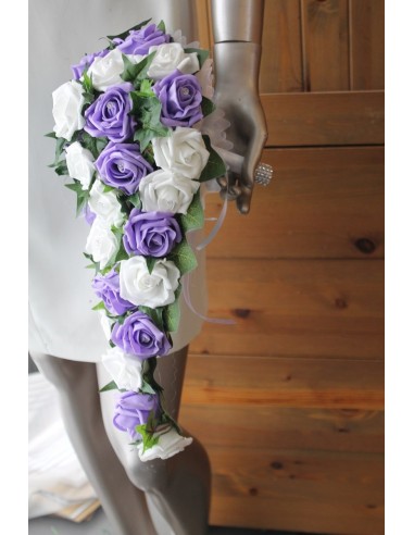 Bouquet de mariage forme cascade avec roses, diamants, lierre