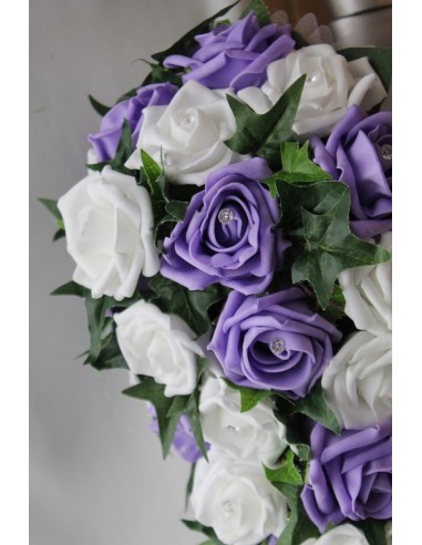 Bouquet de mariage forme cascade avec roses, diamants, lierre