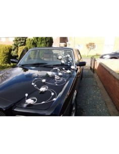 Décoration voiture mariage Arabesques avec roses, perles et rotin