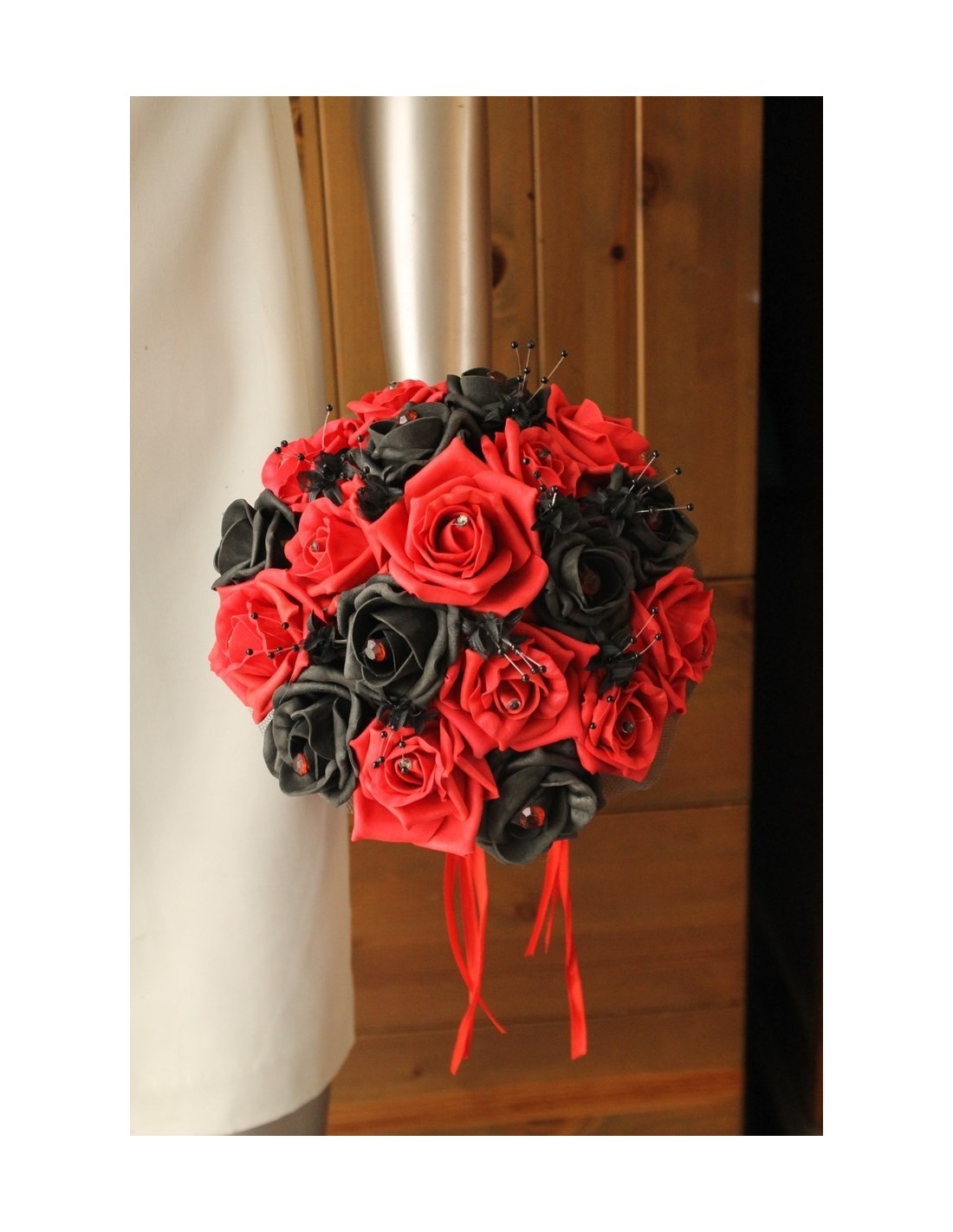 Bouquet de mariée Rond Rouge et Noir orné des perles et strass