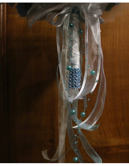 Bouquet Mariée arums bleu et blanc orné des perles