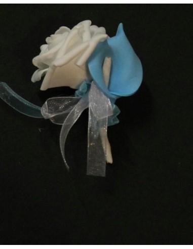 Bouquet Mariée arums bleu et blanc orné des perles