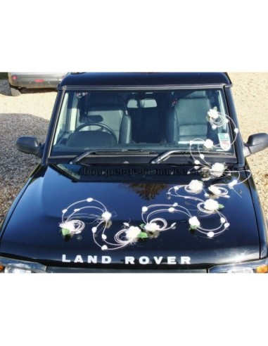 Décoration voiture mariage Arabesques avec roses, perles et rotin