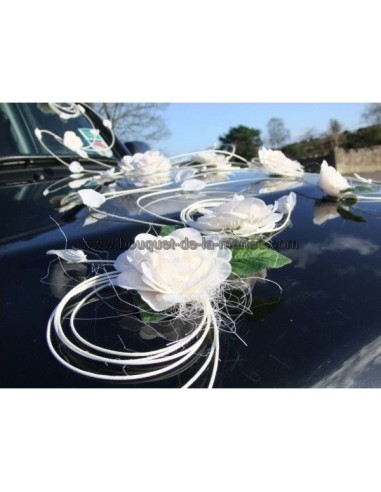 Décoration voiture mariage Arabesques avec roses, perles et rotin