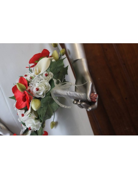 Bouquet de fleurs mariee cascade thème arums et orchidées rouges