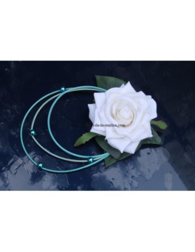 Composition florale de voiture de mariage bleu turquoise et blanc