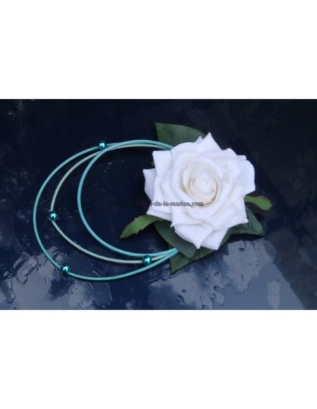 Composition florale de voiture de mariage bleu turquoise et blanc