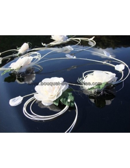 Décoration voiture mariage Arabesques avec roses, perles et rotin