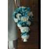 Bouquet tombant de mariage thème turquoise ivoire roses, lys, perles