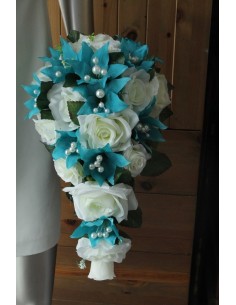 Bouquet tombant de mariage thème turquoise ivoire roses, lys, perles 2