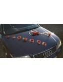 Décoration voiture mariage avec des roses, perles, pétales et rotin