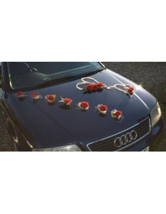 Décoration voiture mariage avec des roses, perles, pétales et rotin
