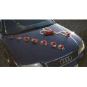 Décoration voiture mariage avec des roses, perles, pétales et rotin