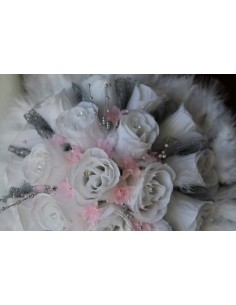Bouquet de Mariée Rond thème rose, gris et blanc avec plumes 2