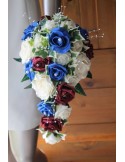 Bouquet Mariage Cascade thème bleu, bordeaux avec de belles roses