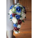 Bouquet Mariage Cascade thème bleu, bordeaux avec de belles roses