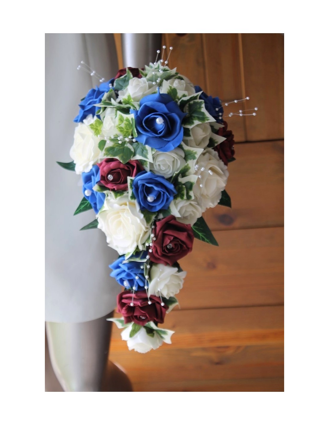 Bouquet Mariage Cascade thème bleu, bordeaux avec de belles roses