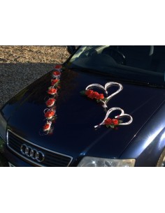 Décoration voiture mariage avec des roses, perles, pétales et rotin 2