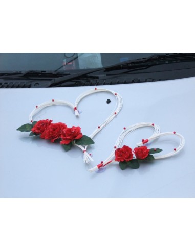 Décoration voiture mariage avec des roses, perles, pétales et rotin