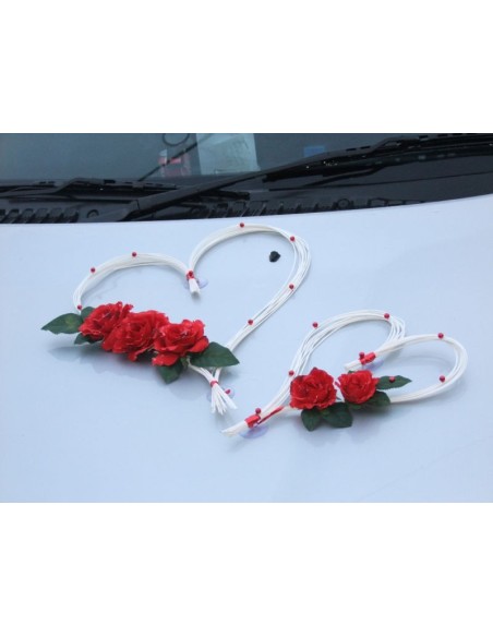 Décoration voiture mariage avec des roses, perles, pétales et rotin Décoration voiture mariage avec des roses, perles, pétales et rotin