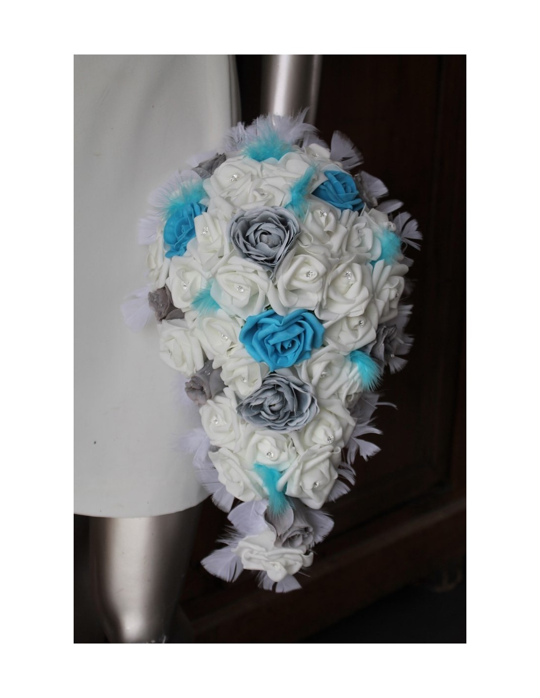 Bouquet mariage retombant Bleu turquoise Royale, blanc et gris