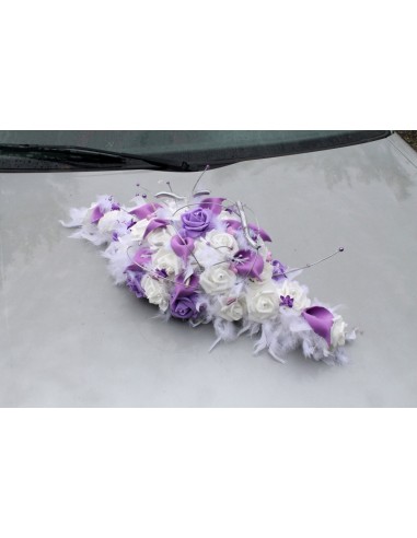 Décoration voiture de mariage plumes blanc, parme arums et roses