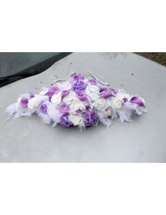 Décoration voiture de mariage plumes blanc, parme arums et roses 2