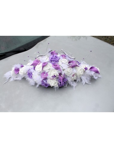 Décoration voiture de mariage plumes blanc, parme arums et roses