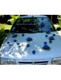 Compositions florales voiture de mariage roses bleu royale