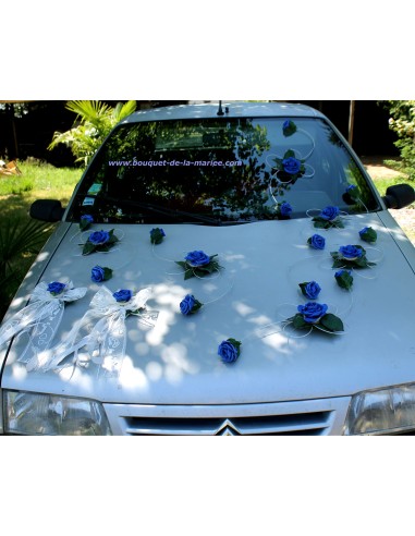 Compositions florales voiture de mariage roses bleu royale