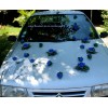 Compositions florales voiture de mariage roses bleu royale