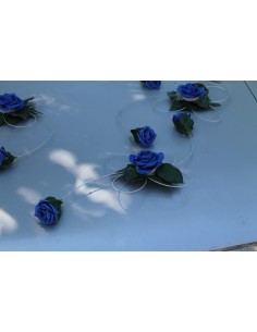 Compositions florales voiture de mariage roses bleu royale 2